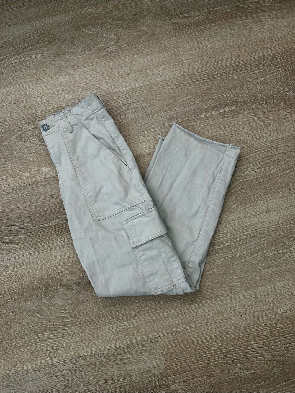 Hollister Straight-Leg Cargo Pants in Light Cream